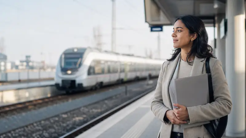 Deutsche-Bahn-Auswahlverfahren: Online-Test, Eignung und Gespräch – redaktionelles Titelbild ohne Schrift und Hoheitszeichen